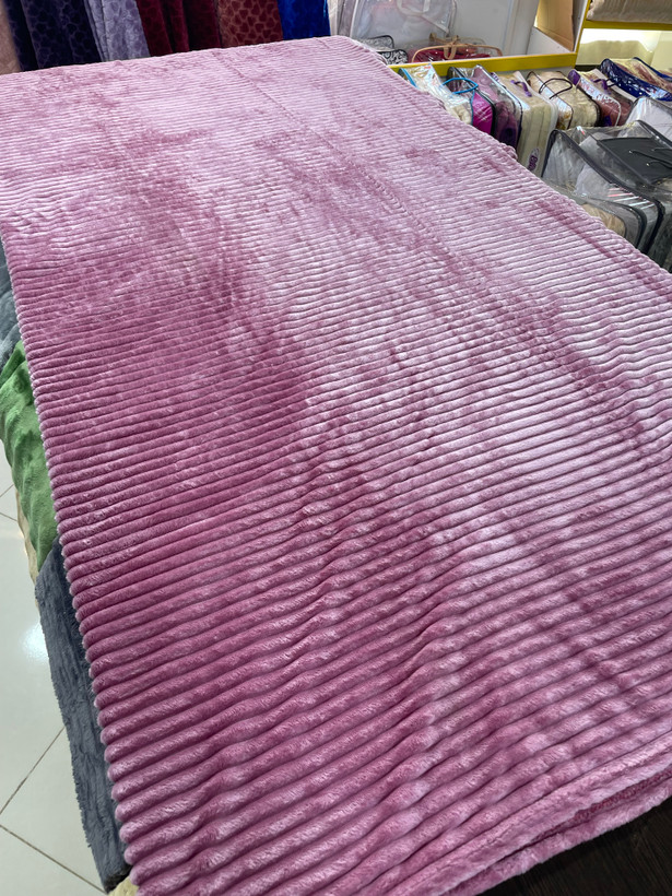 پتو مسافرتی نسبتا سنگین طرح کرکره ای دونفره ابریشمی از برند لاویتا